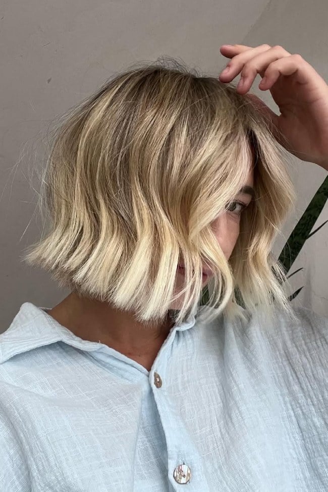 Blunt Chin Bob With Beige Blonde Balayage, Slightly Wavy Finish — Balayage Short Hair