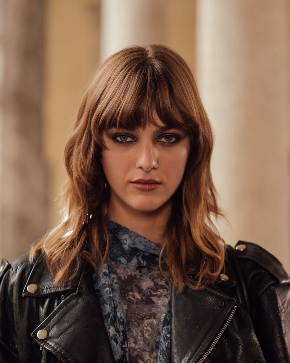 Shoulder Length Layers With French Fringe Shoulder Length Layers With French Fringe — Bangs Trends