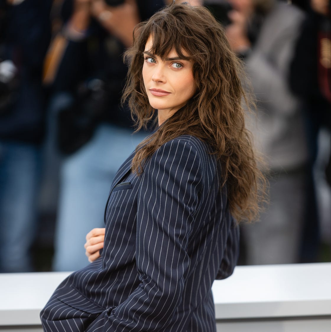 Mid-Back Wavy Hair With Thick French Fringe Mid-Back Wavy Hair With Thick French Fringe — Bangs Trends