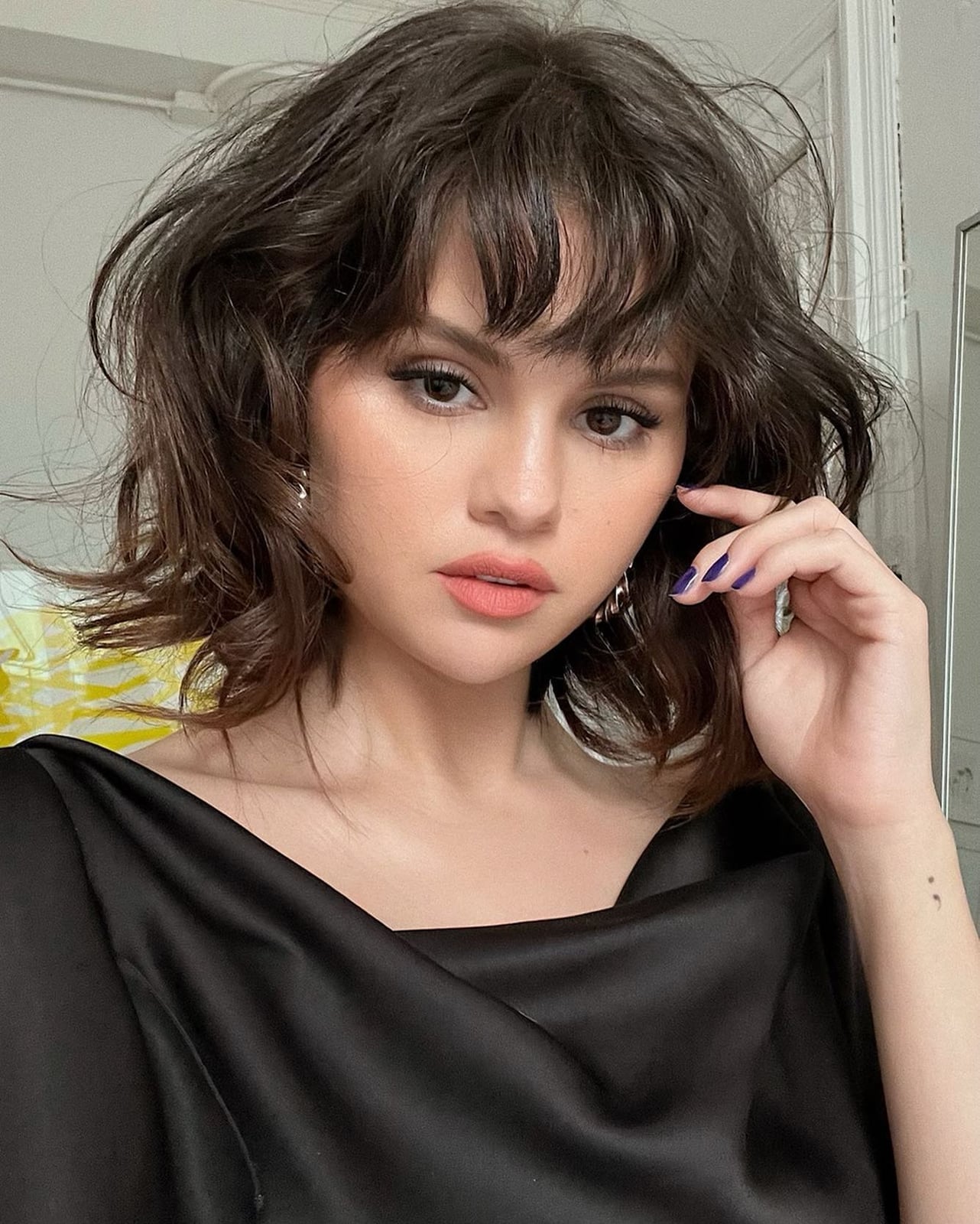 Chin Length Shag With Messy Wispy Bangs Chin Length Shag With Messy Wispy Bangs — Bangs Trends