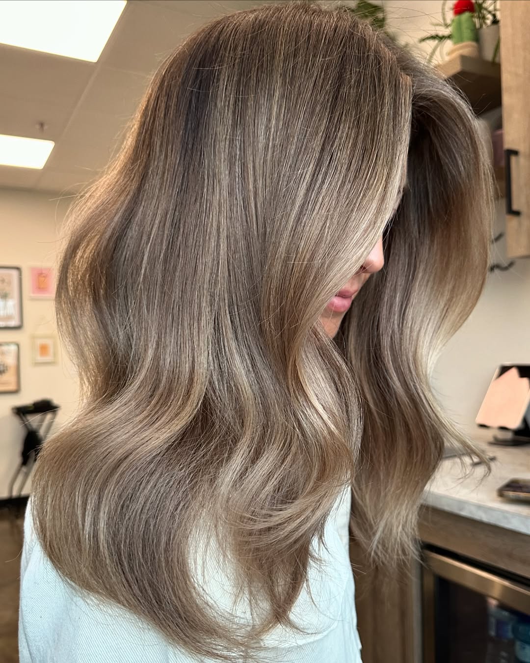 Glossy Beige Blonde With Loose Waves Glossy Beige Blonde With Loose Waves