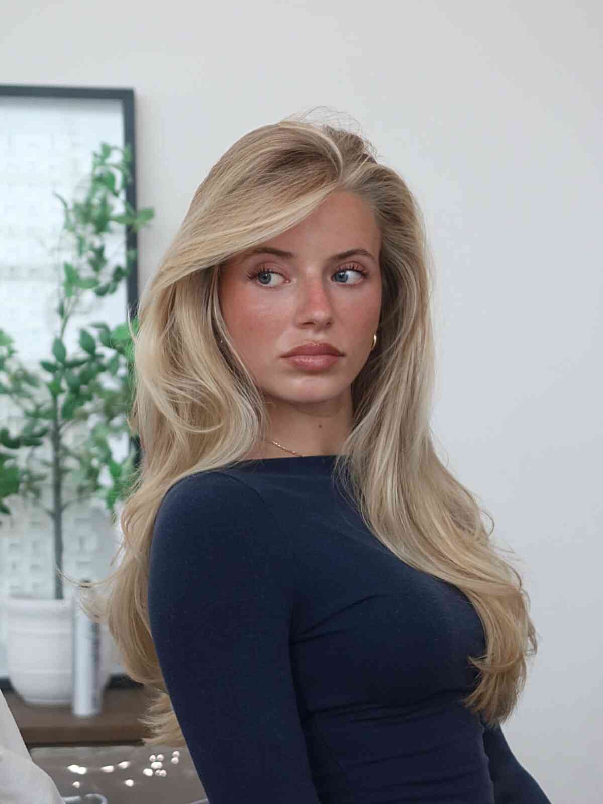 Natural Beige Blonde With Face-Framing Layers Natural Beige Blonde With Face-Framing Layers
