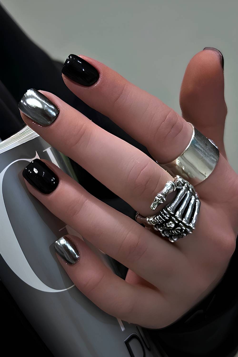 Short Oval Glossy Black and Chrome Mix Short Oval Glossy Black and Chrome Mix — Black Chrome Nails