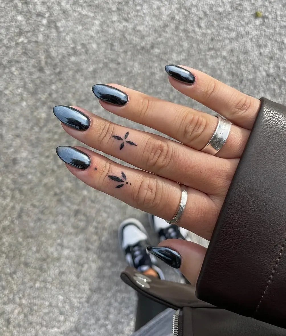 Short Almond High-Shine Black Chrome Short Almond High-Shine Black Chrome — Black Chrome Nails