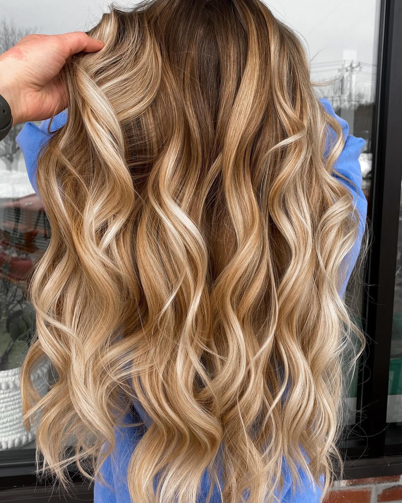 Mid-Back Blonde Balayage With Golden Tones Mid-Back Blonde Balayage With Golden Tones