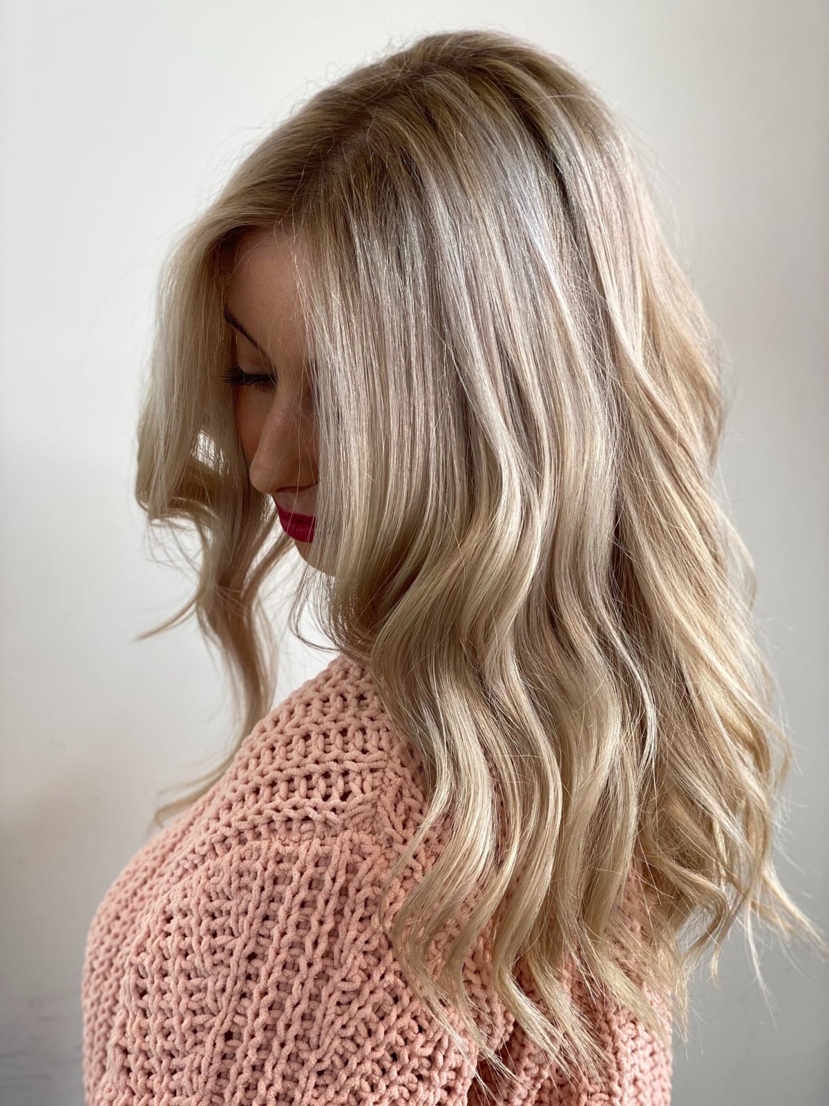 Collarbone Ash Blonde Balayage With Face-Framing Layers Collarbone Ash Blonde Balayage With Face-Framing Layers