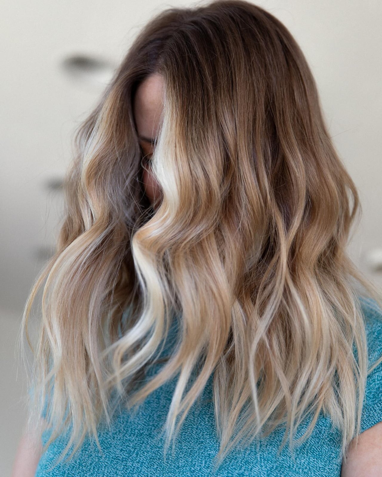 Mid-Back Beige Blonde Balayage With Glossy Waves Mid-Back Beige Blonde Balayage With Glossy Waves