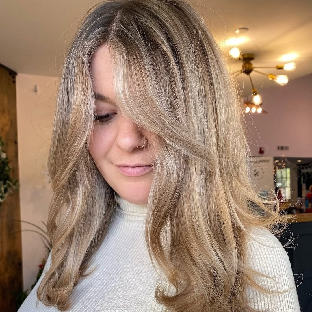 Shoulder Beige Blonde Balayage With Face-Framing Layers Shoulder Beige Blonde Balayage With Face-Framing Layers