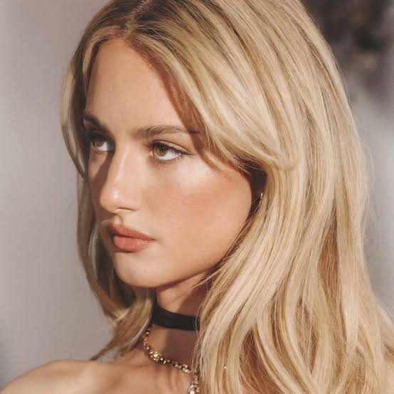 Shoulder Length Light Blonde With Curtain Bangs Shoulder Length Light Blonde With Curtain Bangs — Blonde Hair Trends