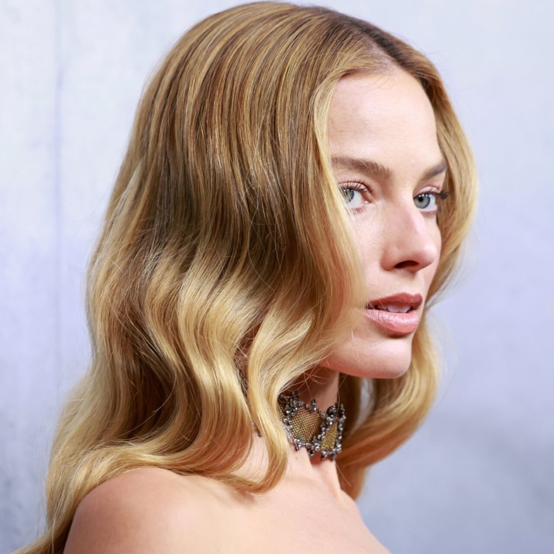 Mid-Back Neutral Blonde With Subtle Highlights, Wavy Mid-Back Neutral Blonde With Subtle Highlights, Wavy — Blonde Hair Trends