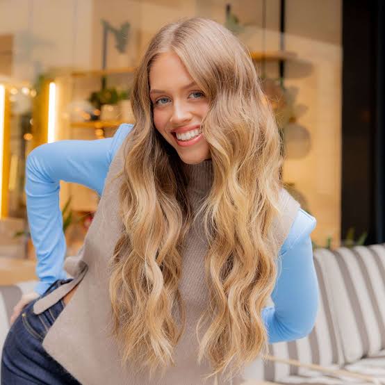 Mid-Back Golden Blonde With Loose Waves Mid-Back Golden Blonde With Loose Waves — Blonde Hair Trends