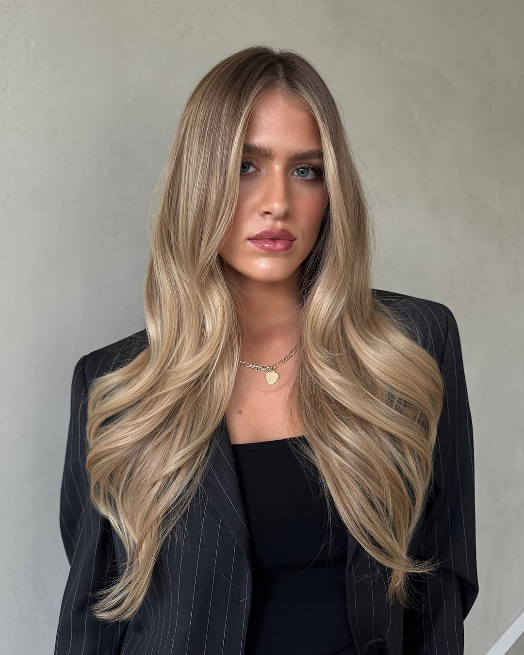 Collarbone Beige Blonde With Highlights Collarbone Beige Blonde With Highlights — Blonde Hair Trends