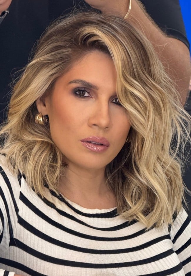Collarbone Wavy Blonde Highlights With Contrast