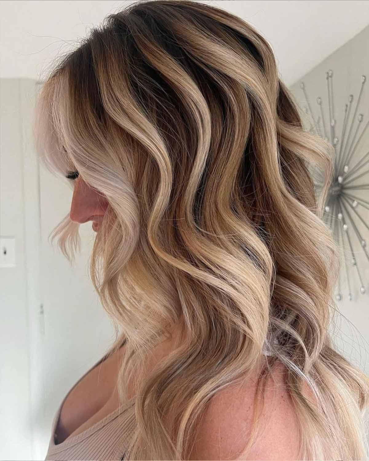 Collarbone Dark Brown With Chunky Blonde Highlights Collarbone Dark Brown With Chunky Blonde Highlights — Blonde with Highlights Hair