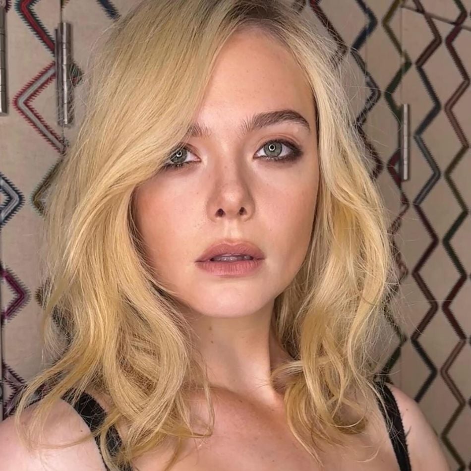 Collarbone Ash Blonde With Face-Framing Layers, Curtain Bangs Collarbone Ash Blonde With Face-Framing Layers, Curtain Bangs — Blonde with Highlights Hair
