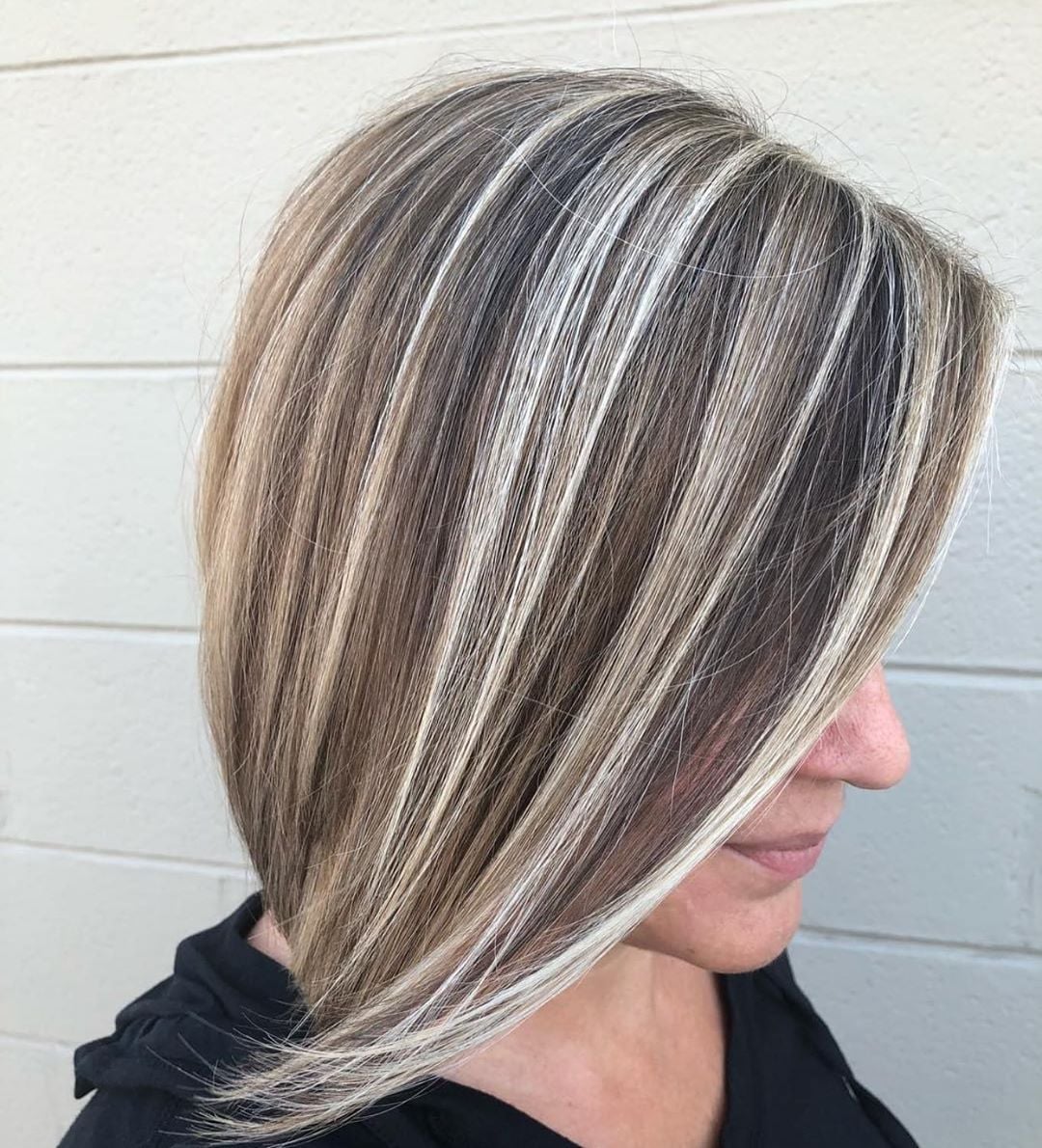 Collarbone Bob Ash Blonde Highlights With Side Bangs Collarbone Bob Ash Blonde Highlights With Side Bangs — Blonde with Highlights Hair