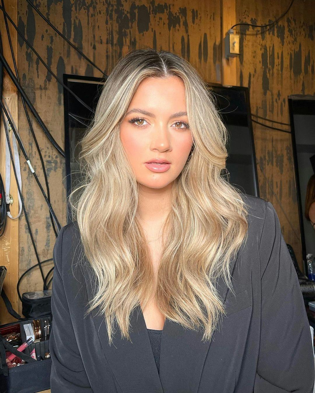 Collarbone Natural Blonde With Fine Highlights Collarbone Natural Blonde With Fine Highlights — Blonde with Highlights Hair