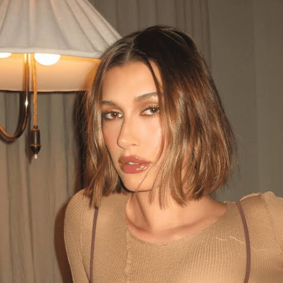 Brunette Bob With Subtle Highlights And Curtain Bangs Brunette Bob With Subtle Highlights And Curtain Bangs — Blunt Bob