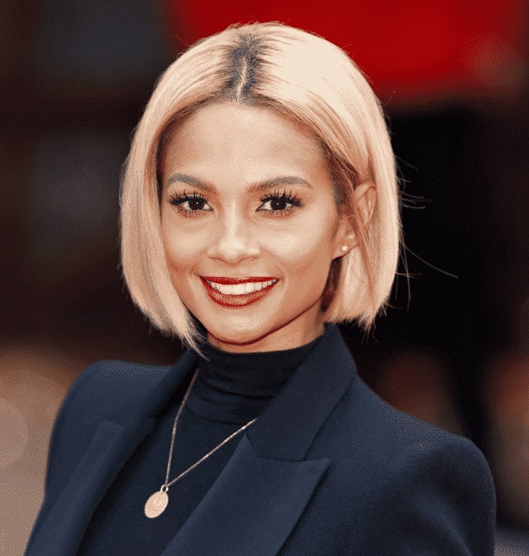 Ash Blonde Chin Bob With Clean Lines Ash Blonde Chin Bob With Clean Lines — Blunt Bob