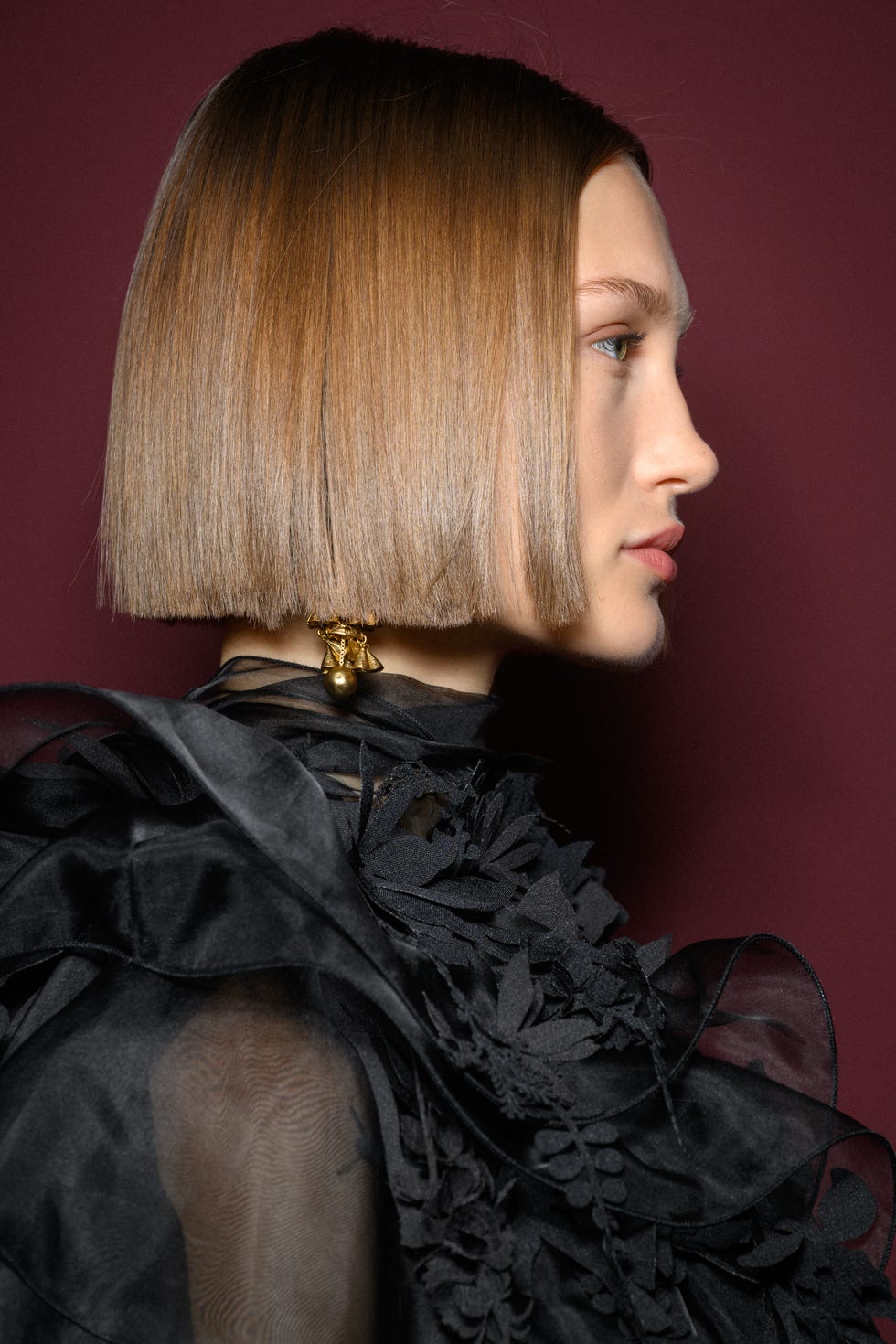 Sleek Chin Length Bob With Razor Edge Sleek Chin Length Bob With Razor Edge — Blunt Bob