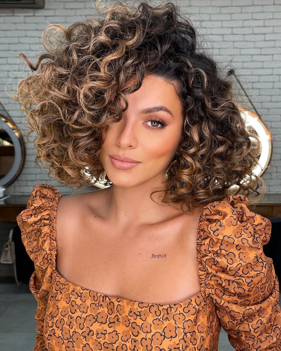 Collarbone Bob With Blonde Highlights And Curtain Bangs Collarbone Bob With Blonde Highlights And Curtain Bangs — Bob for Curly Hair