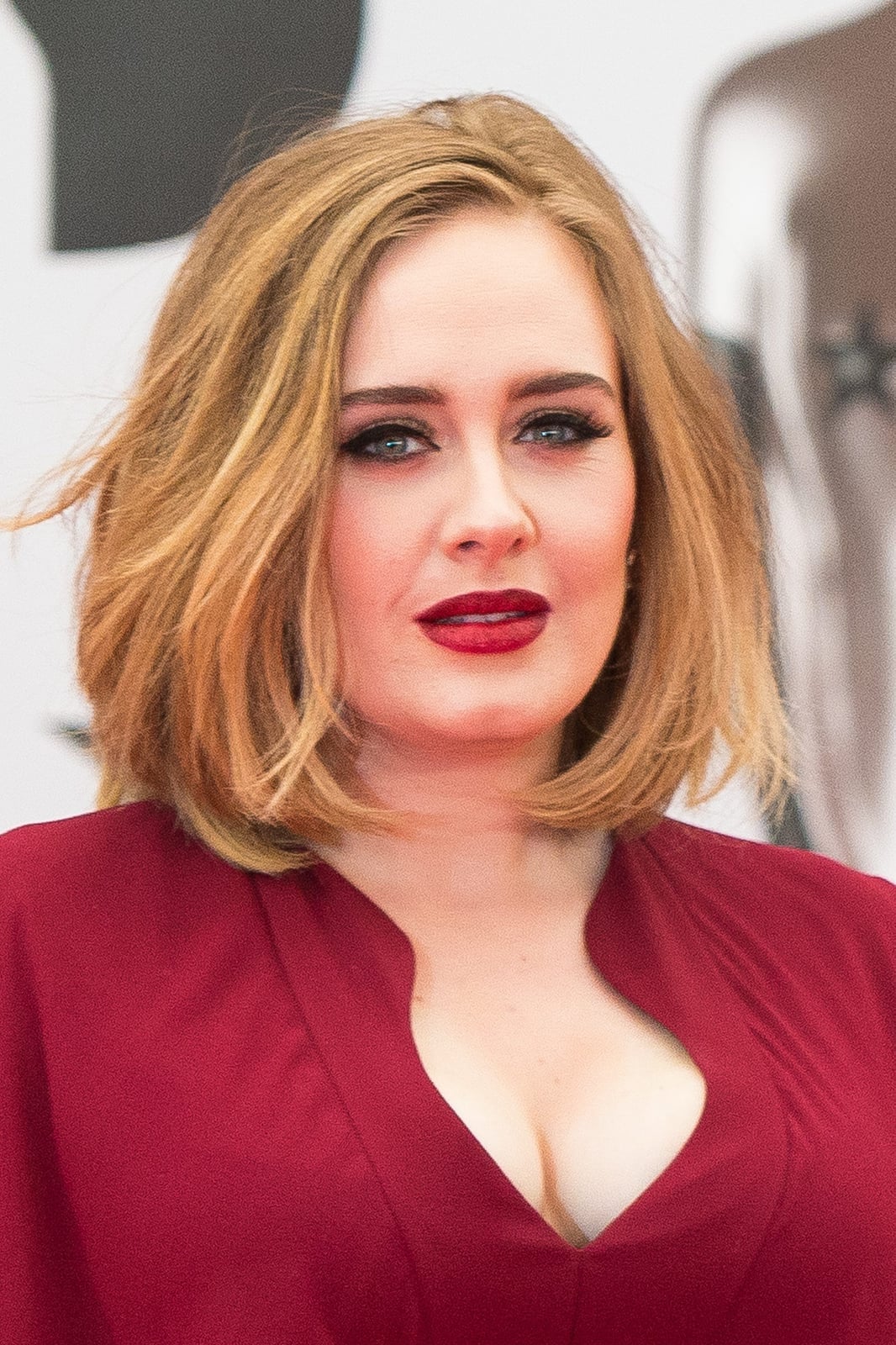 Collarbone Bob With Honey Blonde Waves — Bob for Round Face