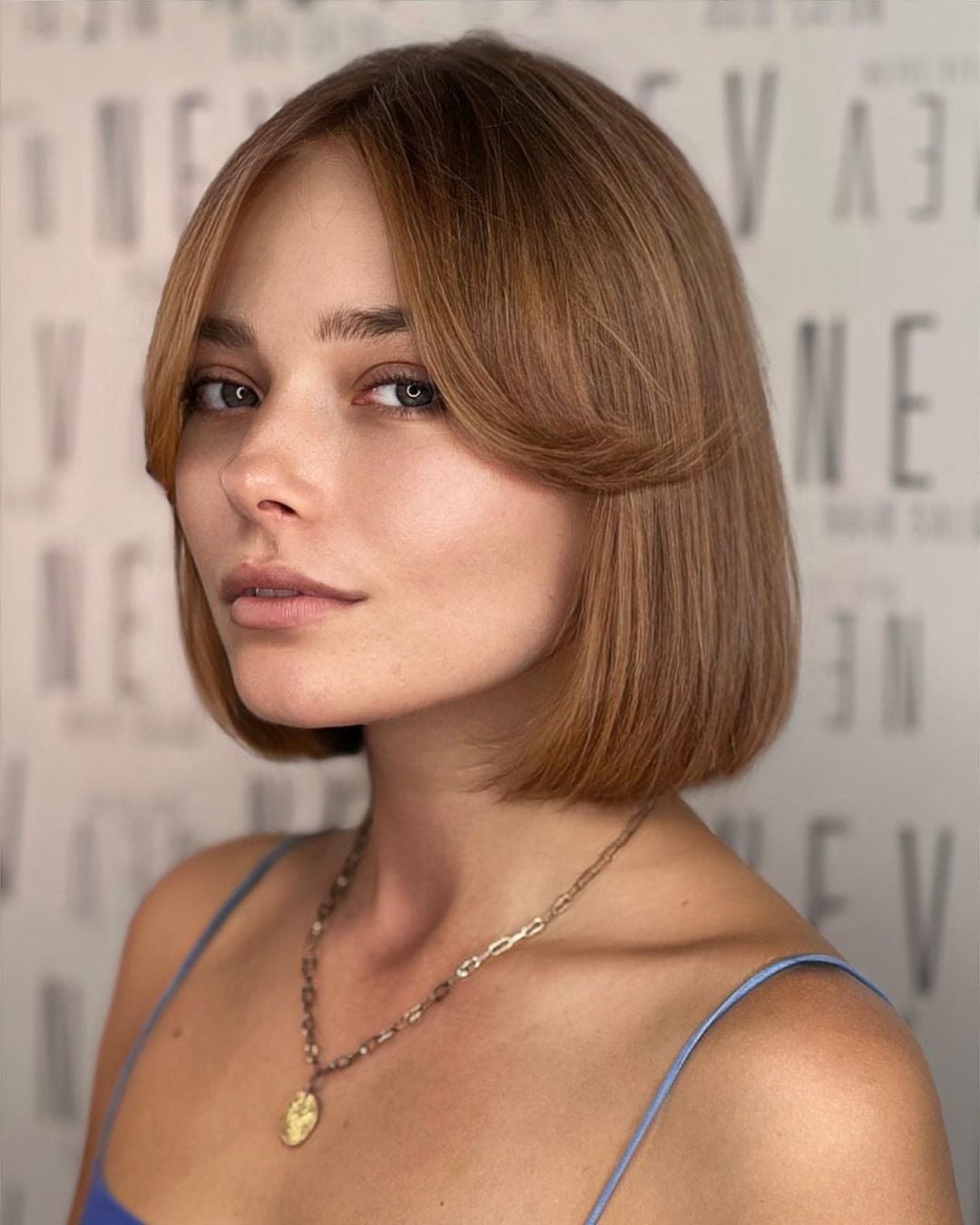 Collarbone Bob With Wavy Layers — Bob with Curtain Bangs
