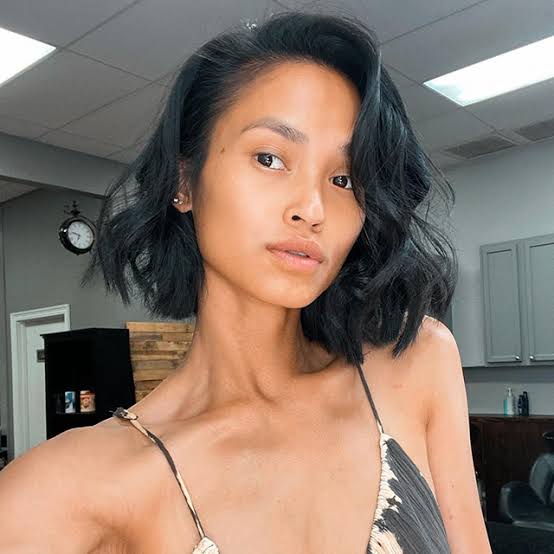 Collarbone Bob With Side-Swept Fringe and Waves Collarbone Bob With Side-Swept Fringe and Waves — Boyfriend Bob