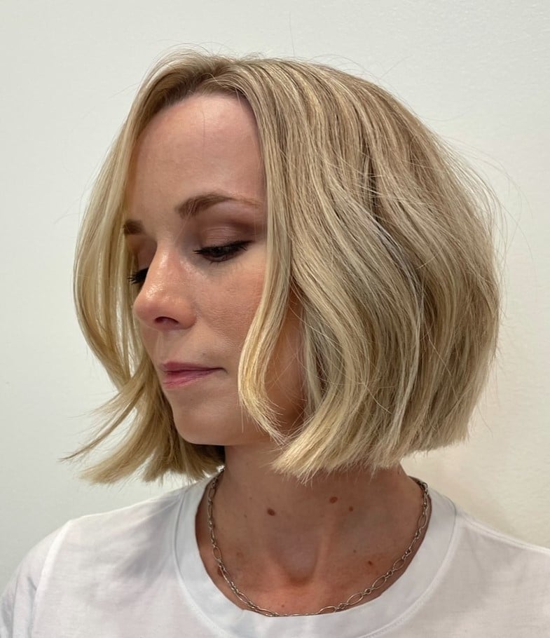 Collarbone Bob With Blonde Balayage and Soft Waves Collarbone Bob With Blonde Balayage and Soft Waves — Boyfriend Bob