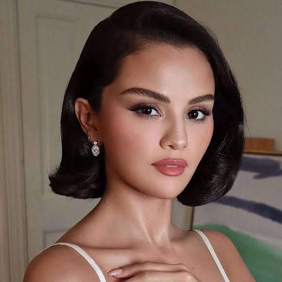 Chin Length Bob With Glossy Blowout and Side Part Chin Length Bob With Glossy Blowout and Side Part — Boyfriend Bob