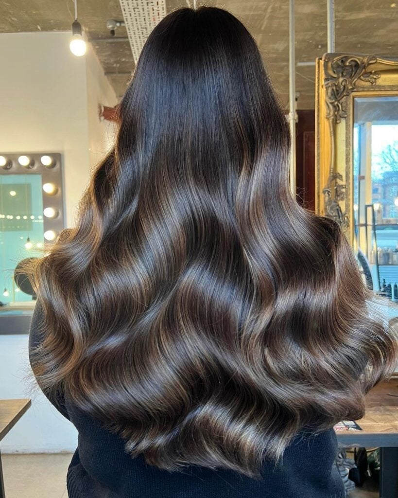 Mid-Back Glossy Waves With Caramel Balayage Mid-Back Glossy Waves With Caramel Balayage — Brunette Balayage