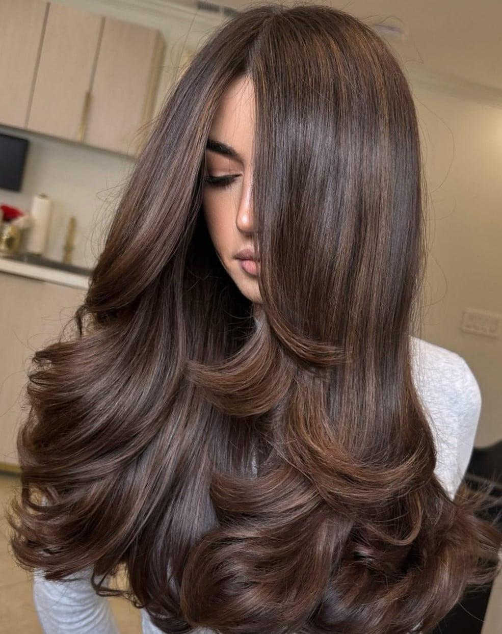 Rich Brown Wavy Lob With Copper Undertones Rich Brown Wavy Lob With Copper Undertones — Brunette Hair Trends