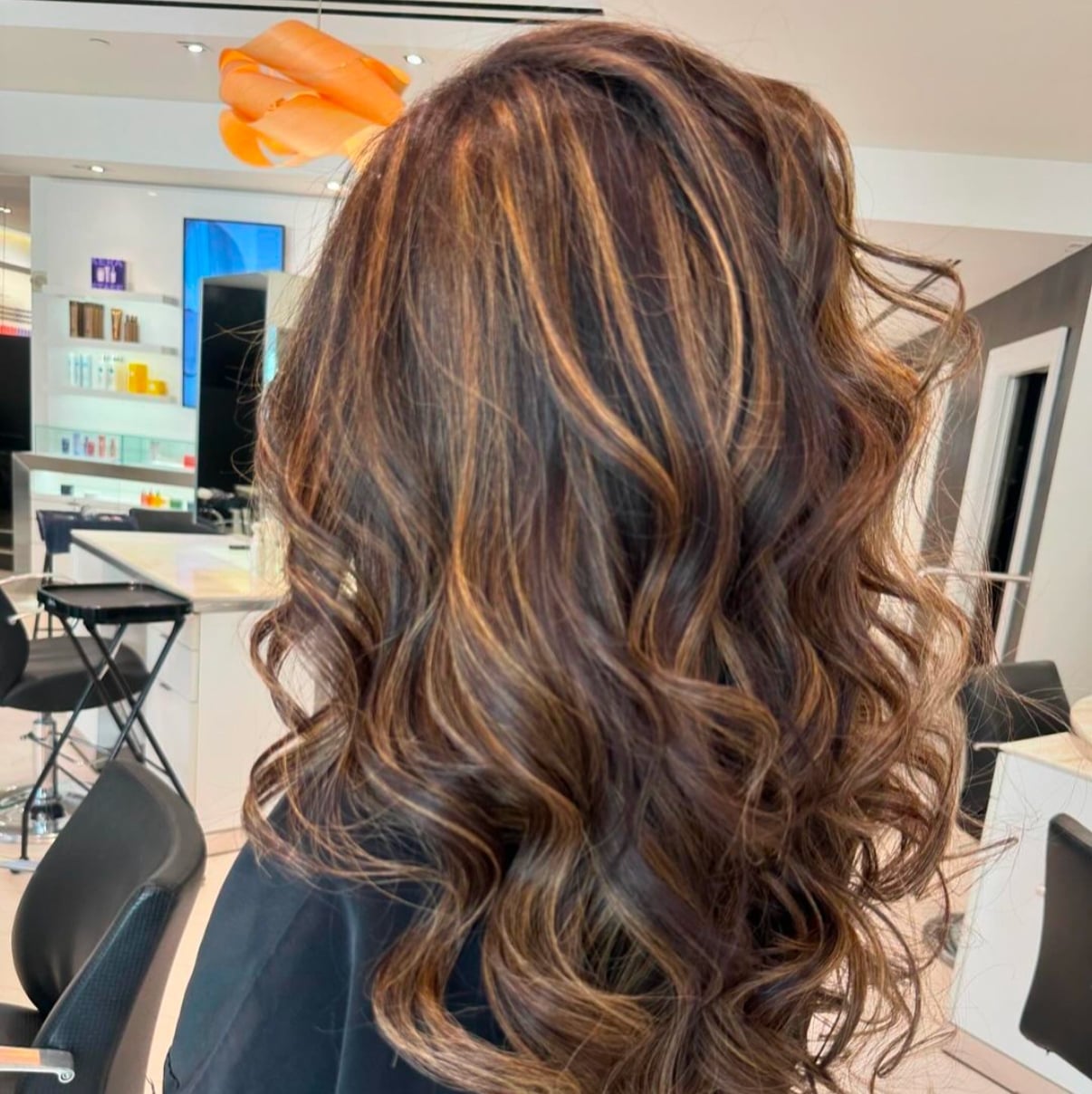 Mid-Back Dark Brown Caramel Highlights Blowout, Voluminous Waves Mid-Back Dark Brown Caramel Highlights Blowout, Voluminous Waves — Brunette Hair Trends