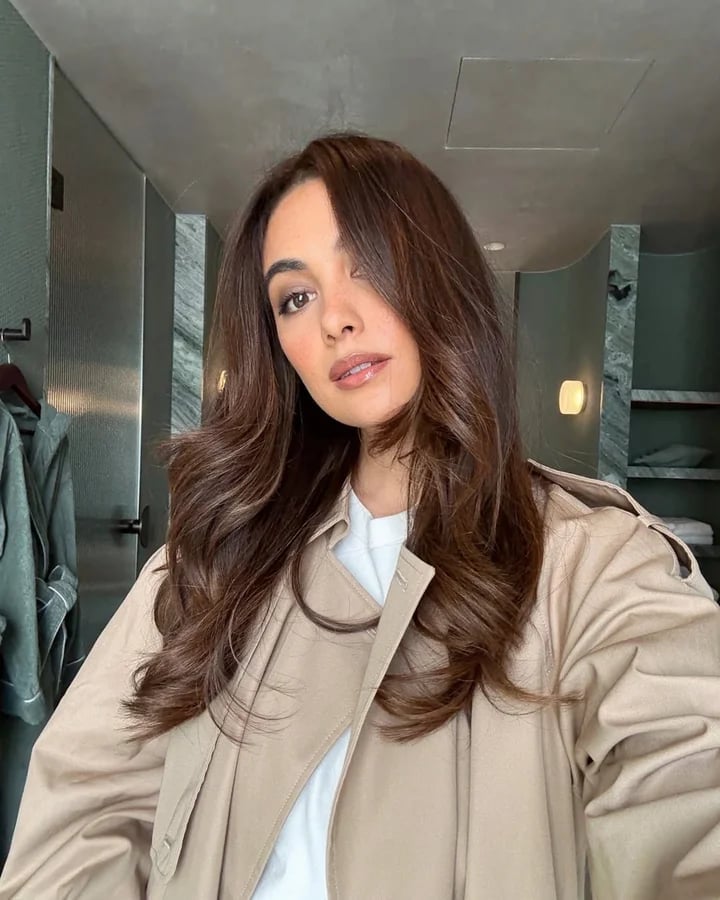 Solid Medium-Dark Brown Air-Dried Waves Solid Medium-Dark Brown Air-Dried Waves — Brunette Hair Trends