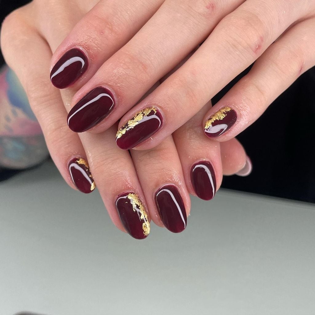 Medium Oval Burgundy Gold Foil Nails, Adding A Touch Of Metallic Shine — Burgundy Nails