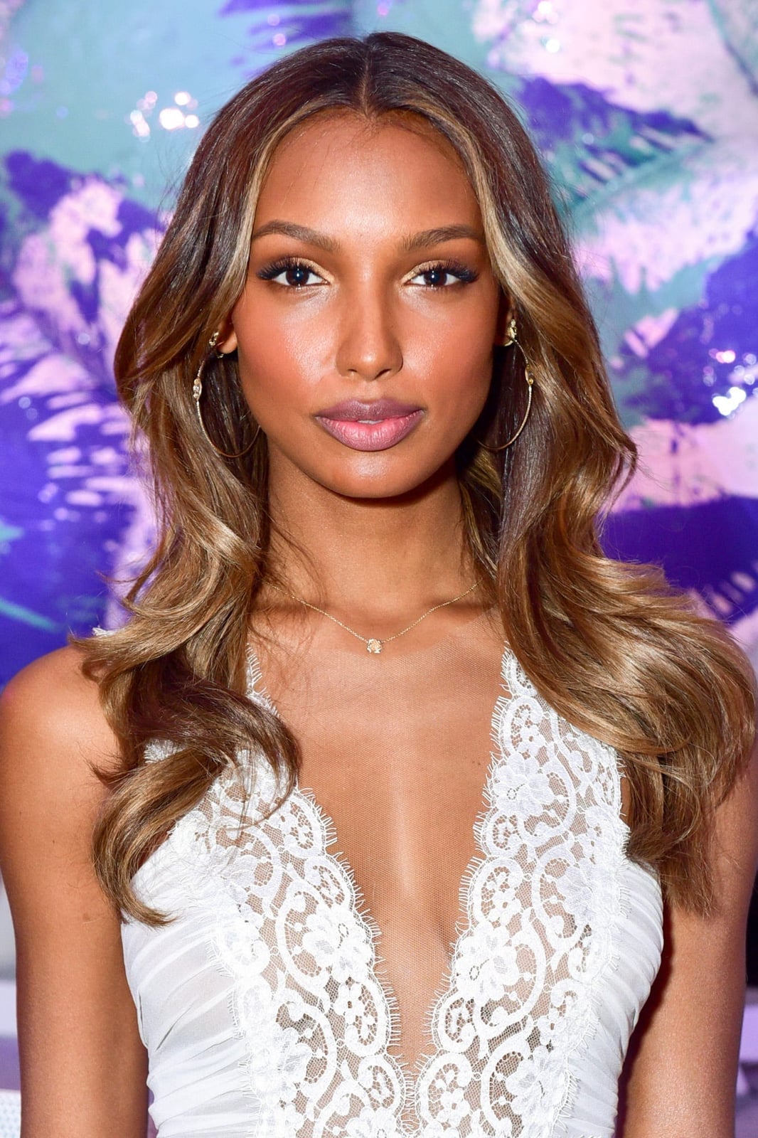 Collarbone Brown With Caramel Highlights and Face-Framing Layers, Wavy Collarbone Brown With Caramel Highlights and Face-Framing Layers, Wavy — Caramel Brown Hair