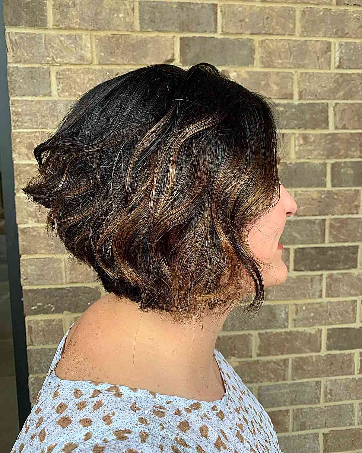 Collarbone Dark Brown With Face-Framing Caramel, Close-Up Take — Caramel Highlights