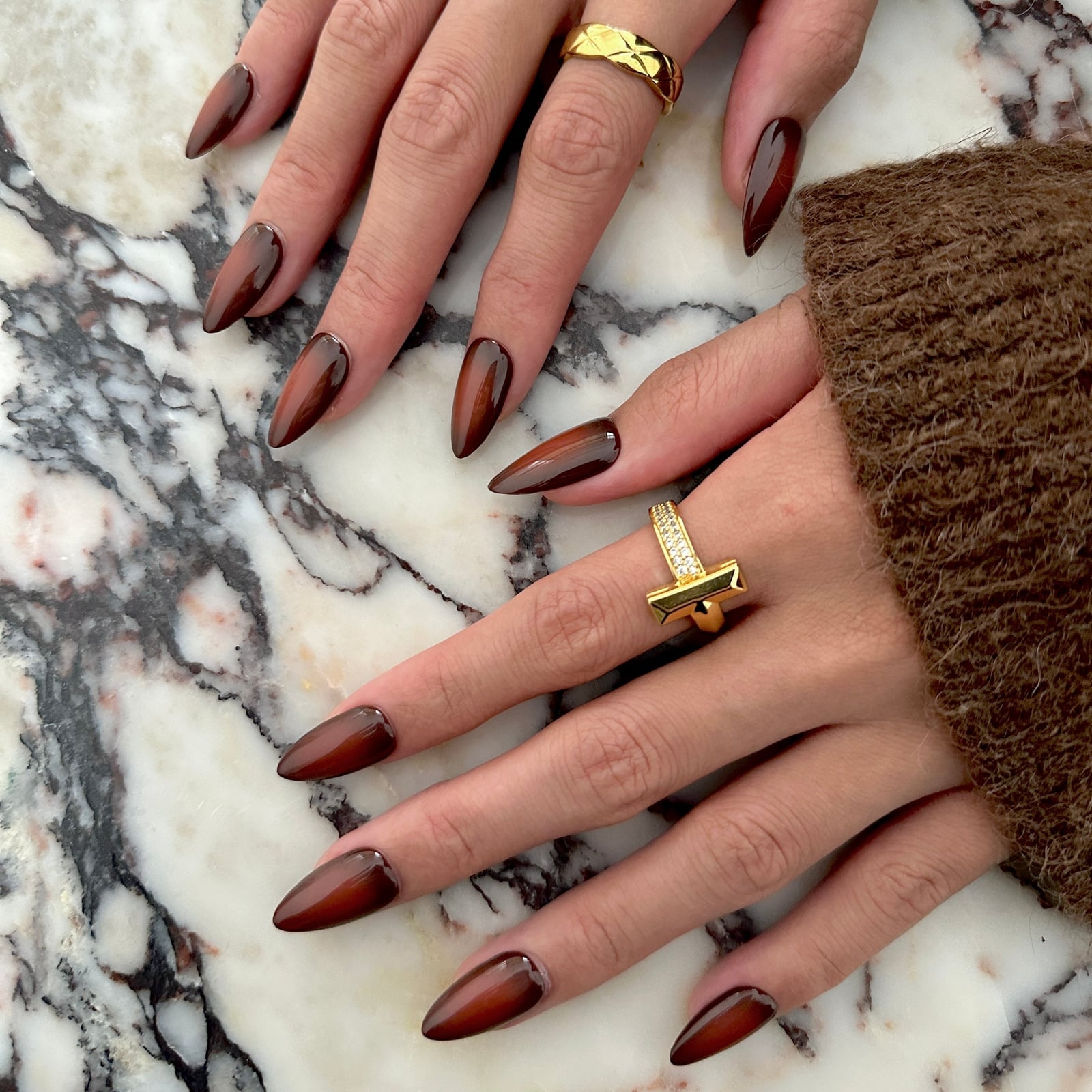 Medium Oval Glossy Caramel Aura Effect Nails — Caramel Nails