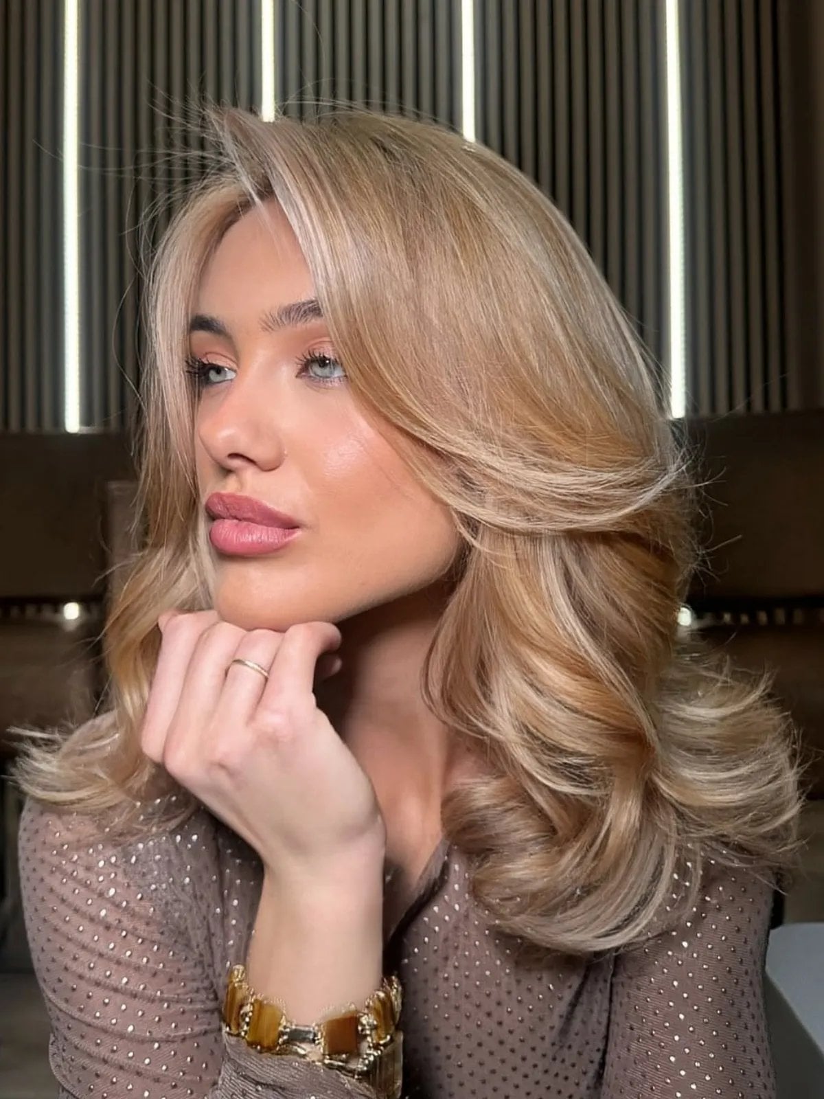 Collarbone Ash Blonde With Beige Highlights Collarbone Ash Blonde With Beige Highlights — Champagne Blonde