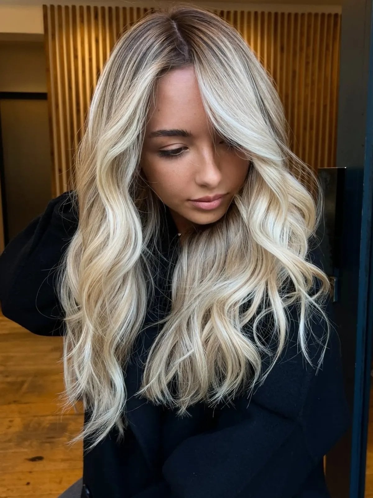 Collarbone Ash Blonde With Beige Highlights, Face-Framing Collarbone Ash Blonde With Beige Highlights, Face-Framing — Champagne Blonde