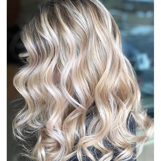 Collarbone Layers With Champagne Blonde Highlights Collarbone Layers With Champagne Blonde Highlights