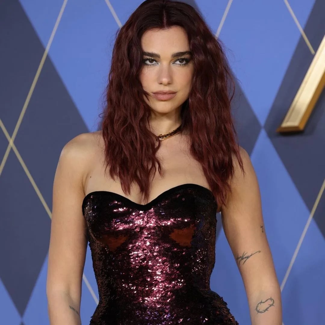 Mid-Back Layered Hair With Subtle Cherry Highlights, Wavy Mid-Back Layered Hair With Subtle Cherry Highlights, Wavy — Cherry Cola Hair