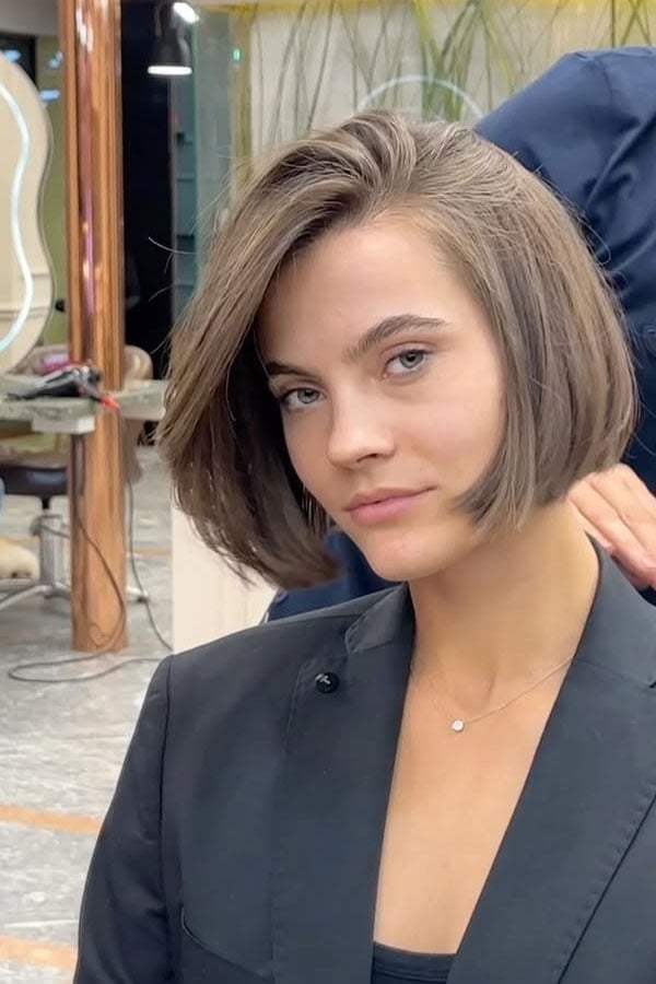 Sleek Chin Bob Blunt Ends Sleek Chin Bob Blunt Ends — Chin Length Bob