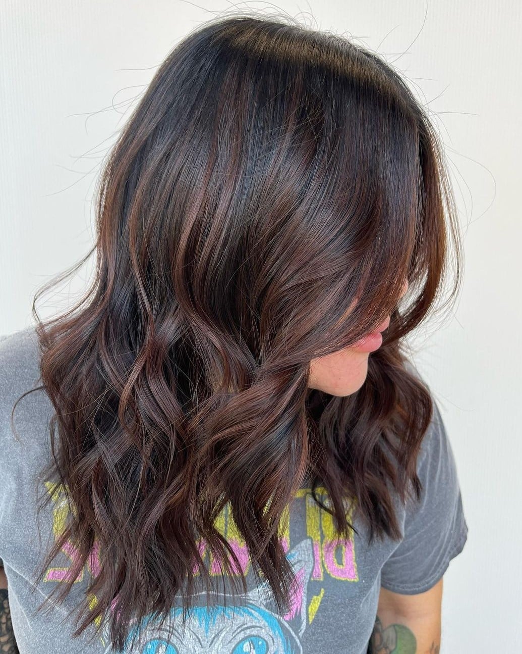 Collarbone Wavy Hair With Blended Highlights — Chocolate Brown Hair