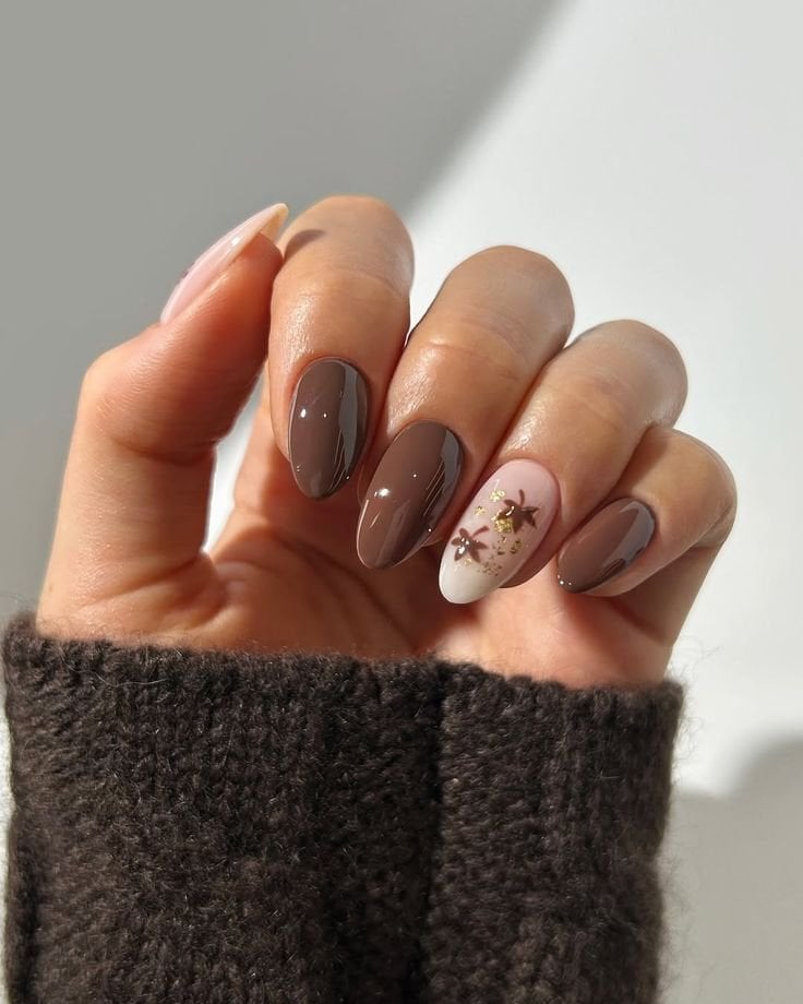 Gold Leaf Accent Short Oval Medium Brown Nails Gold Leaf Accent Short Oval Medium Brown Nails — Chocolate Brown Nails