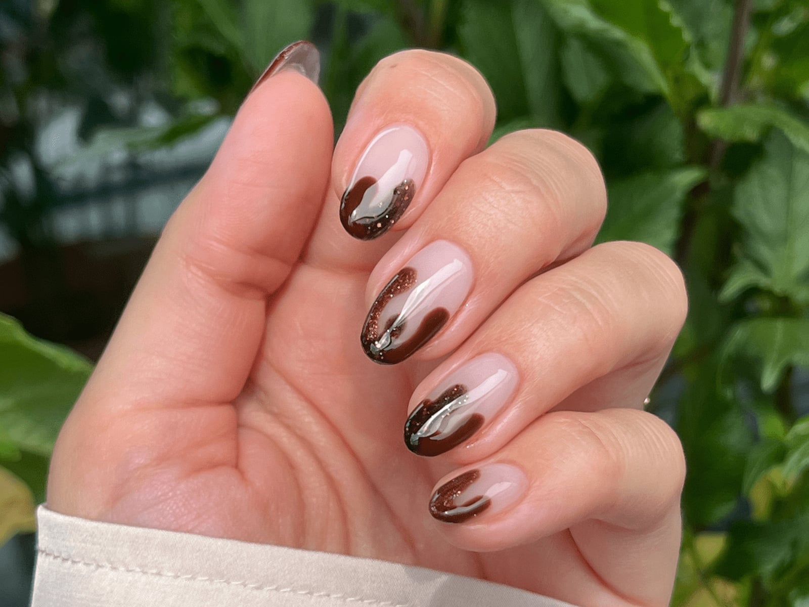 Dripping Effect Deep Brown Short Almond Nails Dripping Effect Deep Brown Short Almond Nails — Chocolate Brown Nails