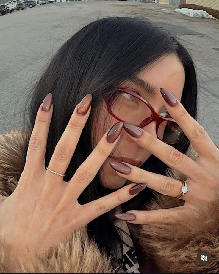 Glossy Brown to Lighter Brown Gradient Long Stiletto Nails Glossy Brown to Lighter Brown Gradient Long Stiletto Nails — Chocolate Brown Nails