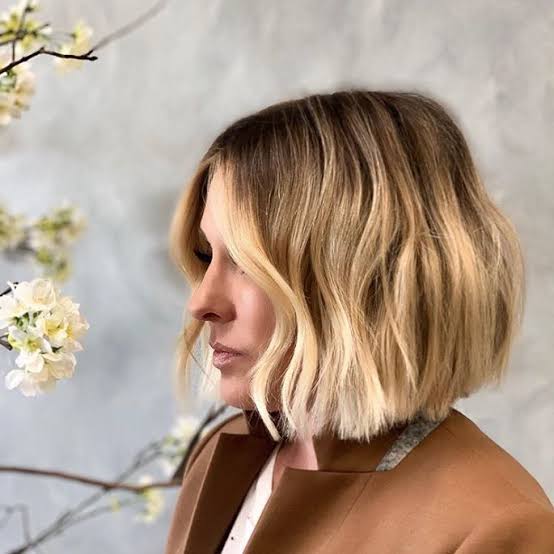 Chin Length Bob With Wavy Texture And Curtain Bangs, Close-Up Take — Choppy Bob