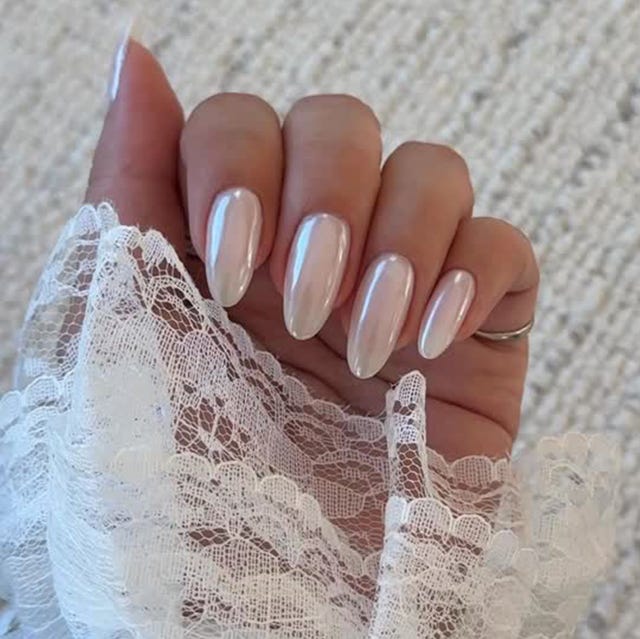 Milky White Pearlescent Chrome Short Almond Nails Milky White Pearlescent Chrome Short Almond Nails — Chrome Nails