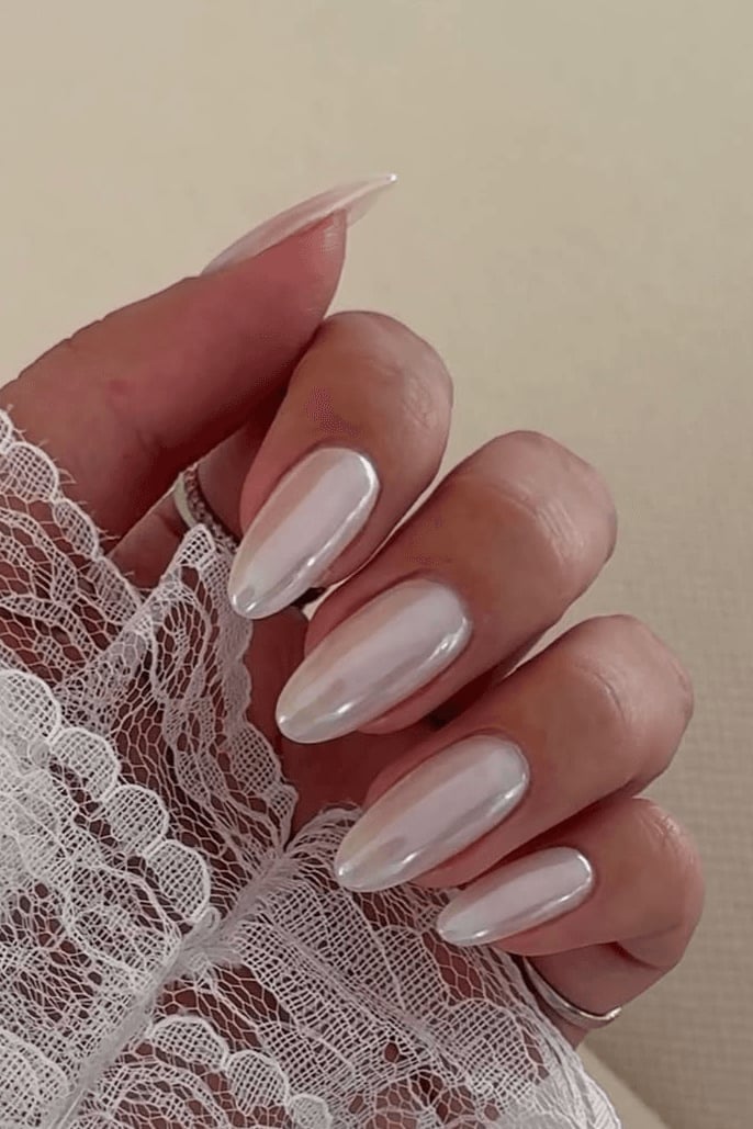 Iridescent Off-White Short Almond Chrome Nails Iridescent Off-White Short Almond Chrome Nails